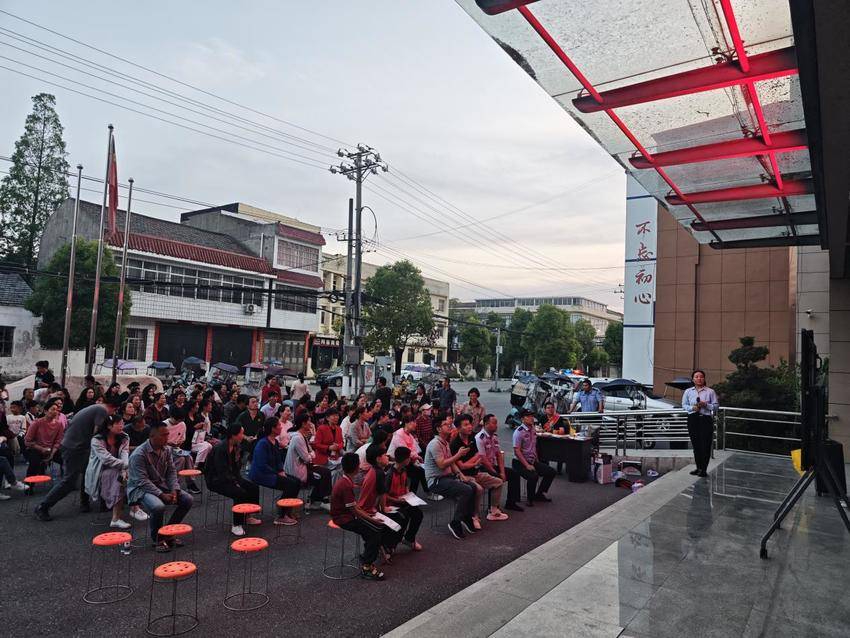 网市镇夜办法治大集：这场星空下的普法课有点潮！.docx