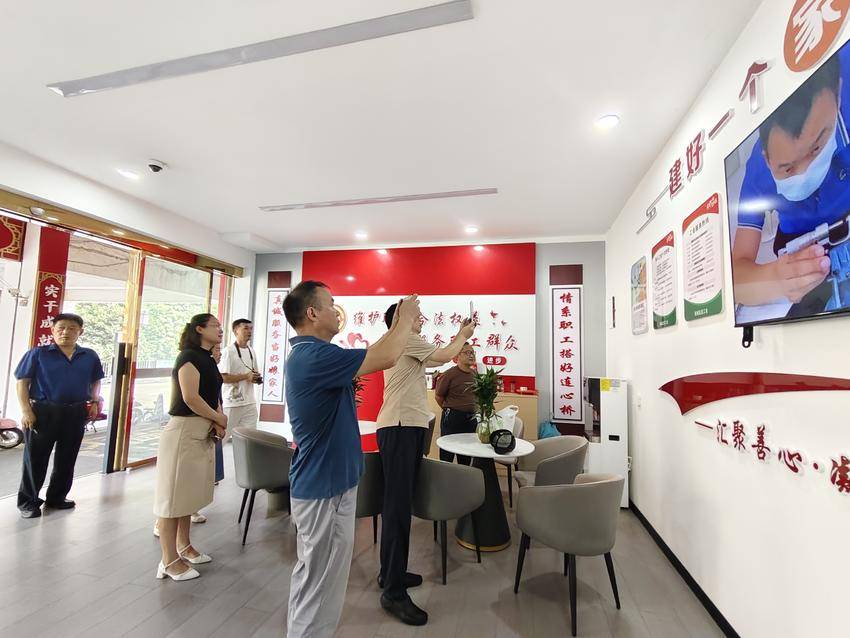 孝昌县总工会到襄城参观交流工会驿站建设经验.doc