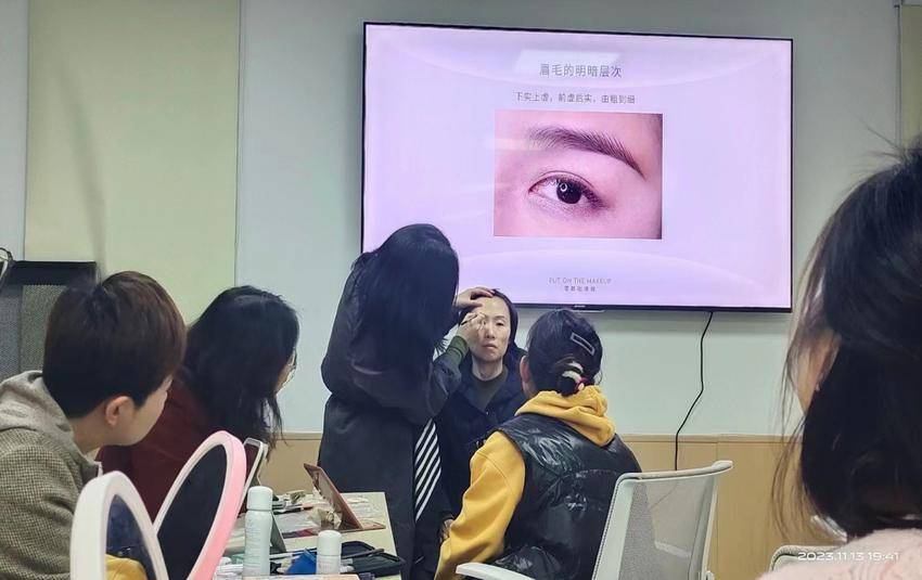 云集街道果园路社区丰富活跃文化生活文明实践活动——感受生活美学，重塑全新自己.docx