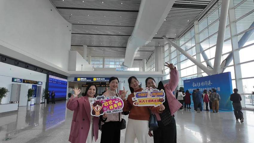 武当山机场直飞韩国首尔航线今日首航 鄂西北跨境空中通道正式贯通.docx