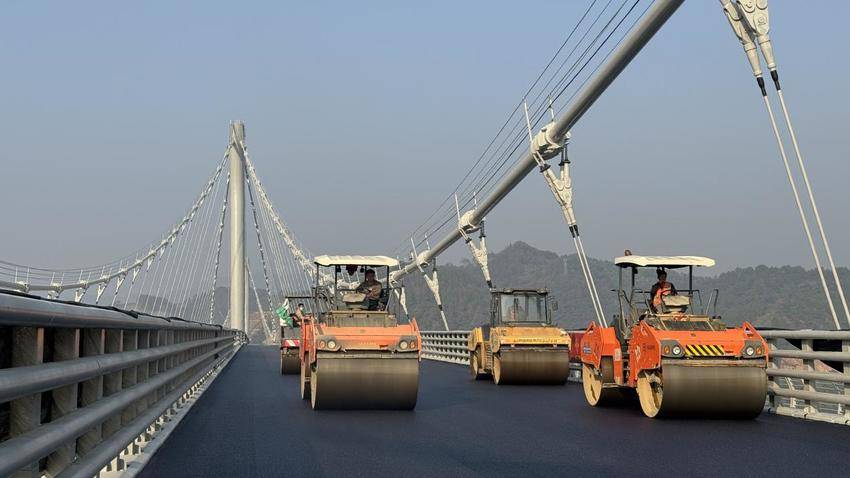 【交通强国】新年新进展！苍容浔江大桥钢桥面沥青铺装完成.docx