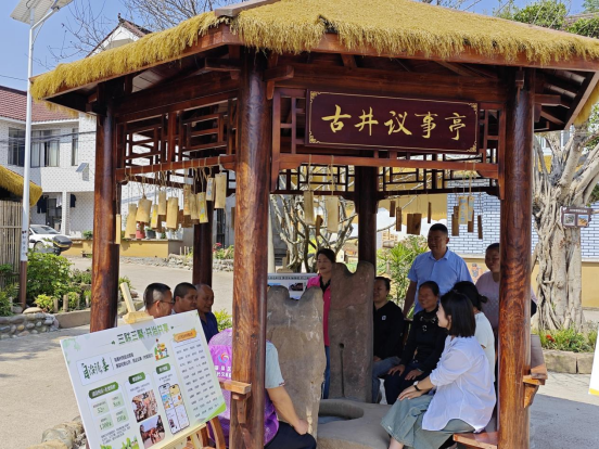 心宁村村民在古井议事亭聊变化、议村务。（供图/宜宾市翠屏区委宣传部）