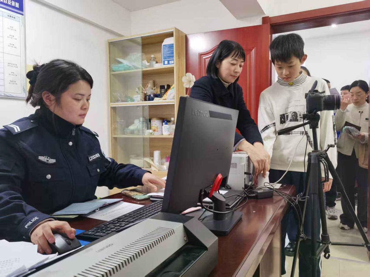 1121东风路街道公安窗口开辟“绿色通道”为中考学子加急办理身份证.docx