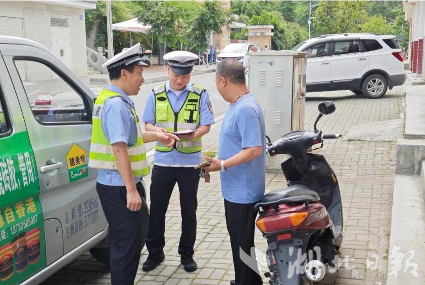 ▲神农架林区交警提醒途经考场周边路段的车辆驾驶人，减速慢行、禁止鸣笛。