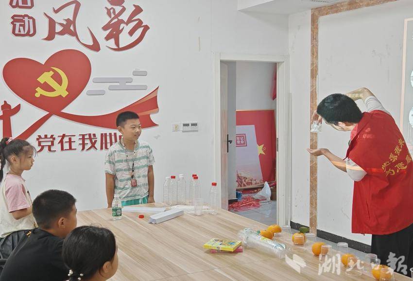 鱼岳镇樱花社区“爱心托管班”点燃科学“小火花”.docx