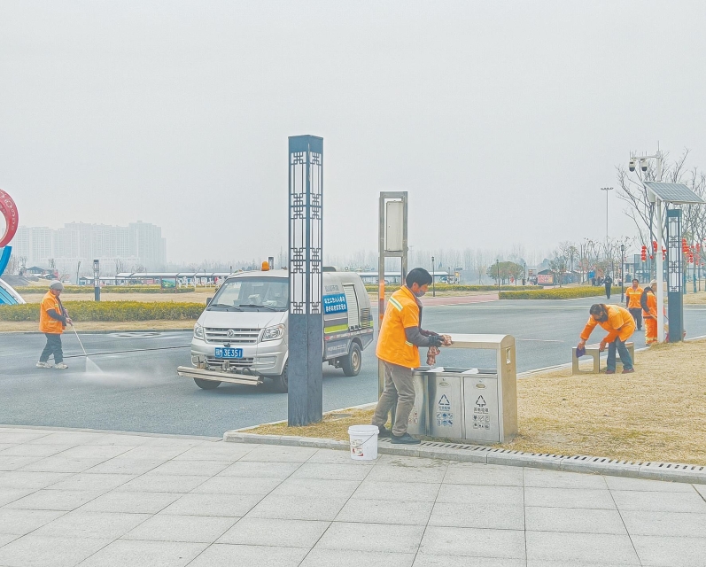 图为，“环卫橙”精细化保洁城市家具。