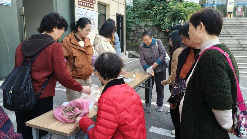 香锦社区举办重阳趣味运动会.docx