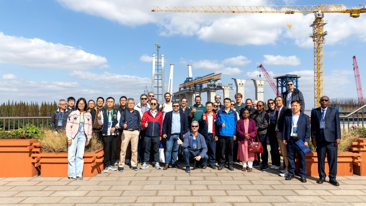【一线传声】30多位国外桥梁专家观摩张靖皋长江大桥.docx
