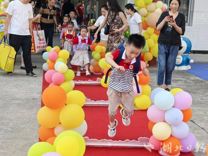 麻城市幼儿园开学第一天活动纪实.doc