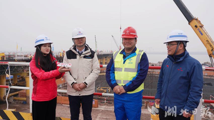 湖北日报联“县”直播走进大桥汉南长江大桥南岸施工现场。通讯员 卢建 摄