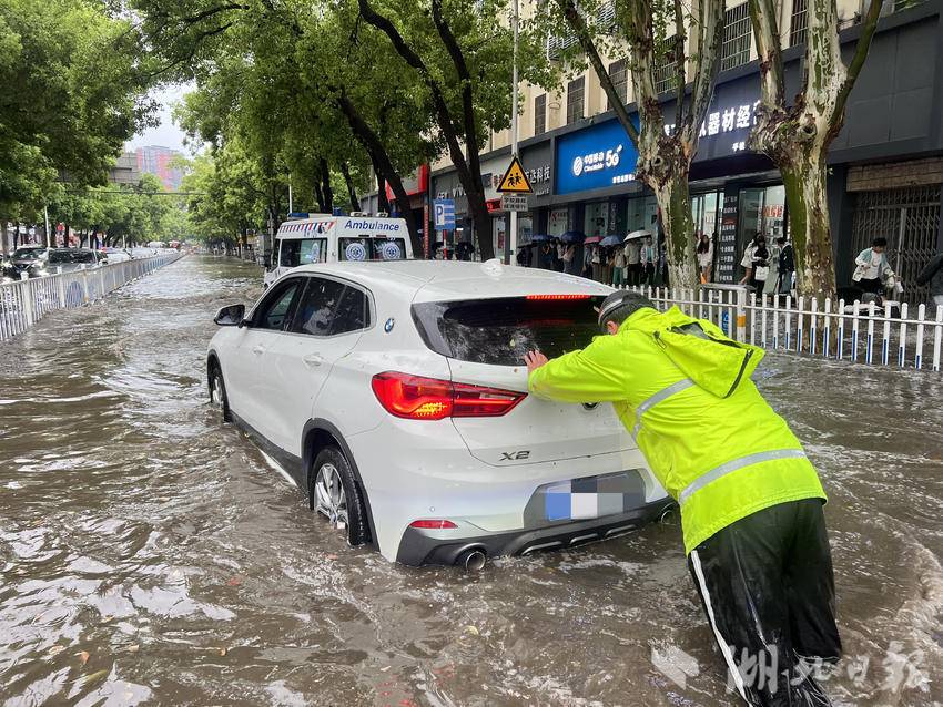 （交警雨中推车）