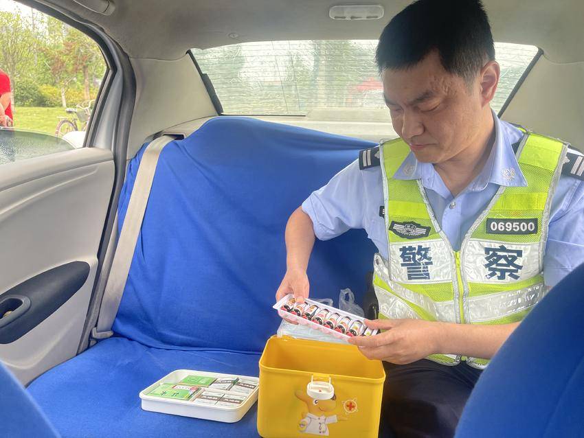 6月7日下午，鼓楼警务平台民警在考点外整理护考“百宝箱”