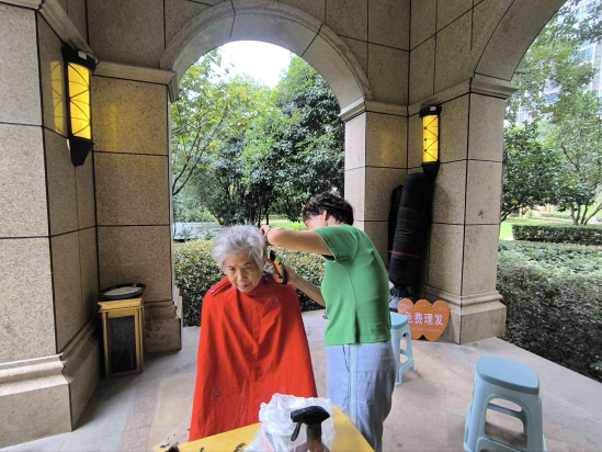 万松街道 凌云社区 月满中秋迎国庆  情暖世家乐团圆10.9.docx