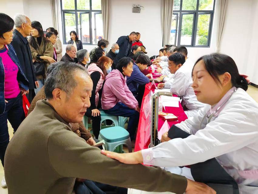 敬老健康义诊 情暖老人心.docx
