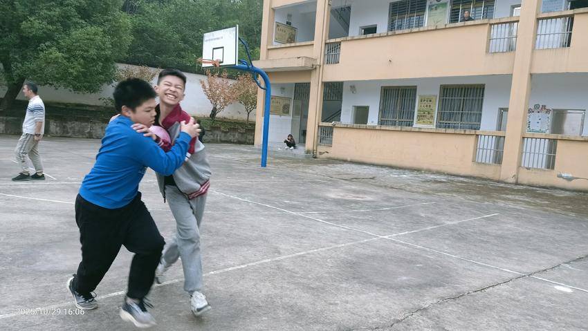 趣味运动促成长，乡村校园焕活力——倒座中心小学开展趣味日活动