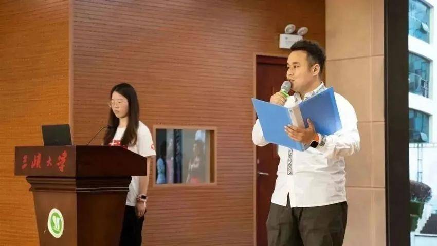 米尔卡米力十杰青年采访稿.docx