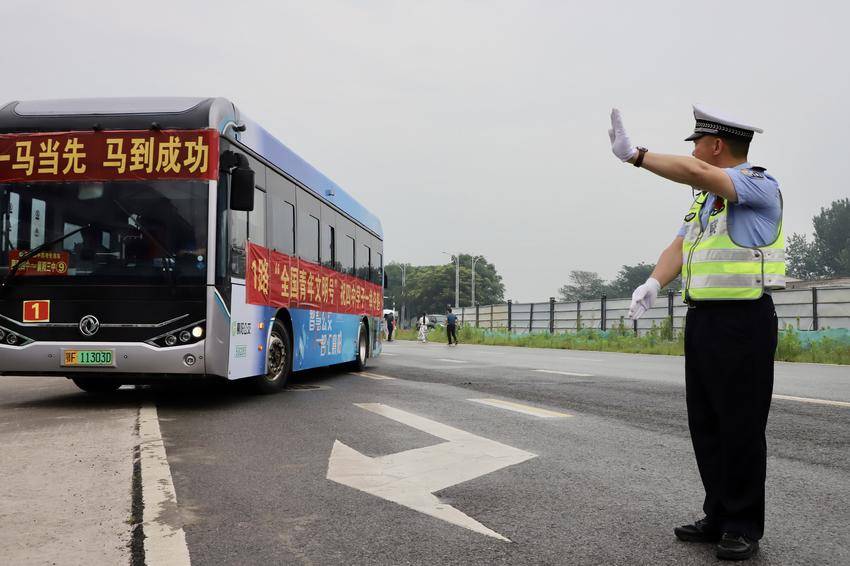 6月7日，襄城警方在辖区考点指挥道路交通