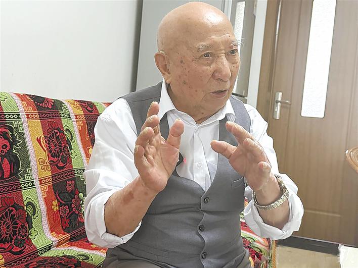 孩子劇團(tuán)101歲老團(tuán)員葉偉才難忘抗戰(zhàn)救亡歲月 周恩來摸著他的頭贊許“很勇敢”