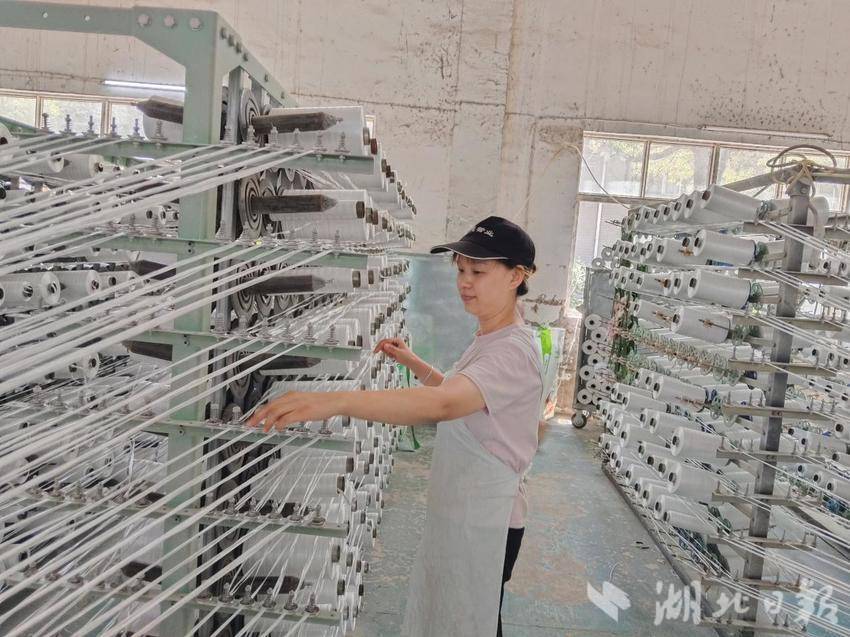 高温下恒龙塑业生产车间一派繁忙.docx