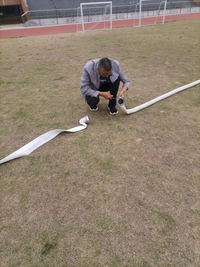 校园里的 “巧干浇绿人”—— 记总务处副主任常春胜的日.doc