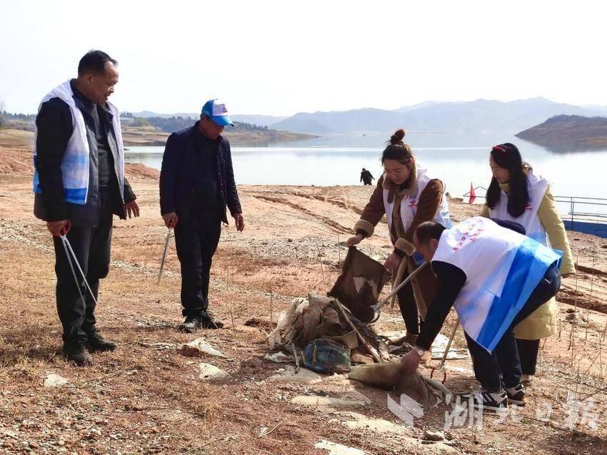 新新 丹江口市畜牧中心：守水护岸齐发力 织密生态防护网.docx