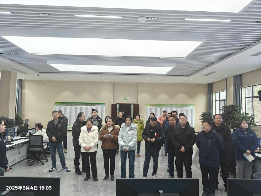 丹江口市部分企业走进水保中心 探秘智慧监管.docx