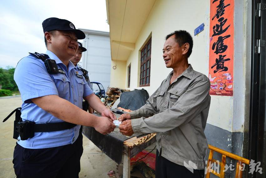 林秀骏为村里老人上门办证