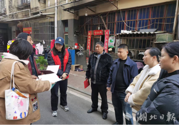 鱼岳镇东街社区：“逢四”面对面，有事您说话 .doc