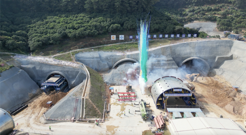 在鄂央企中交二航局承建工程重大进展.doc