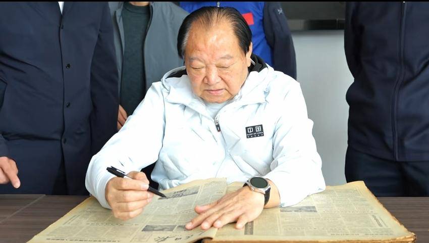 跨越41年的致敬：许海峰在孝南为奥运首金《人民日报》头条留名.docx