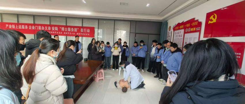 省级博士服务团驻点专家领衔 安陆市普爱医院进企义诊暖人心.docx