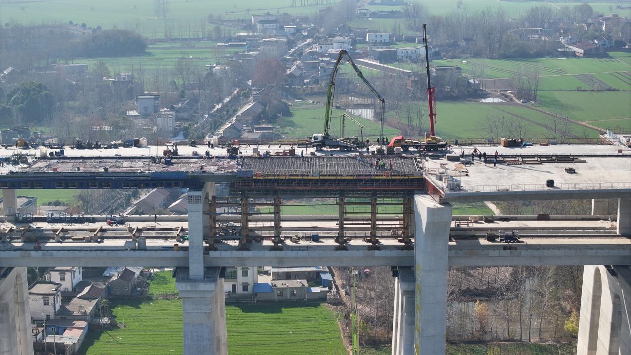 【交通强国】巢马铁路江心洲引桥公路现浇梁全部施工完成——巢马铁路二标率先完成主体工程施工.docx