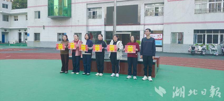 李校长为获奖年级颁奖并合影留念。