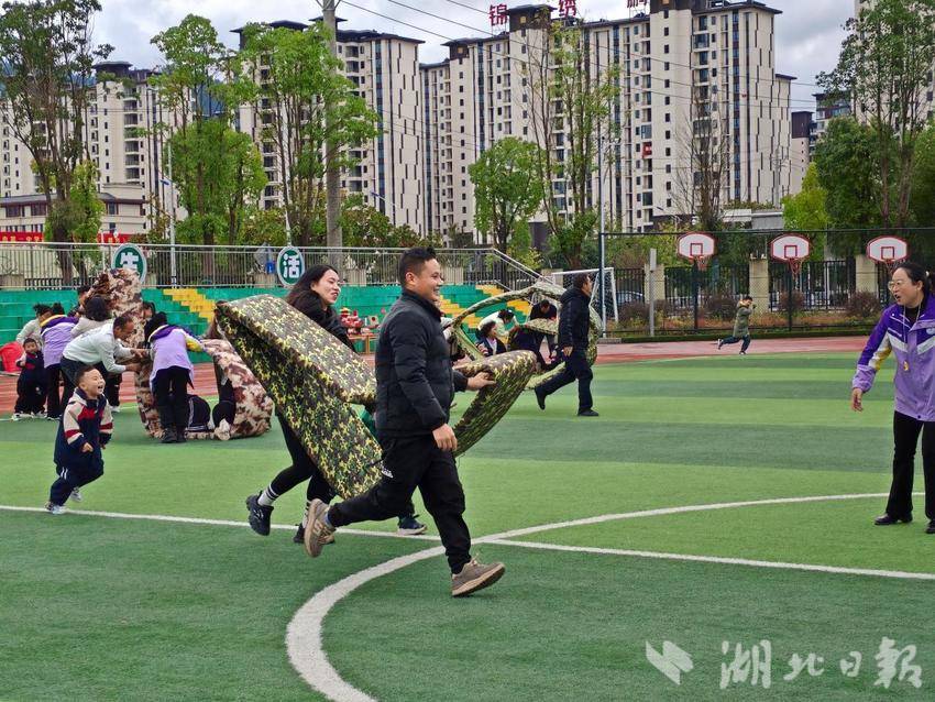 利川市第二民族实验幼儿园第二届亲子运动会宣传稿.docx