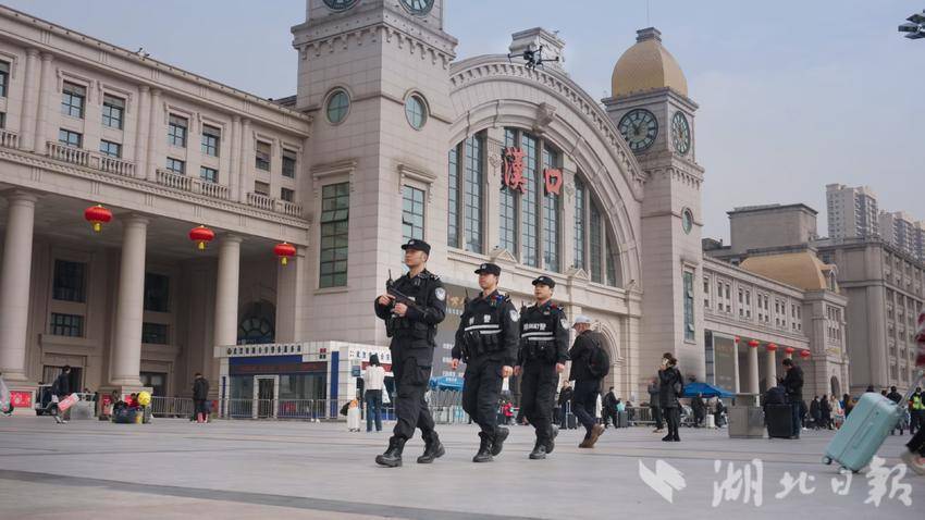 武汉市公安局特警支队警员和无人机开展空地一体巡逻。（受访单位供图）