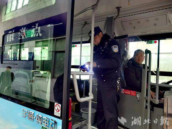 广水交警当好“店小二”，真情服务企业受欢迎