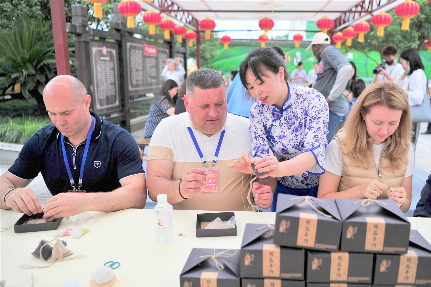 2023年5月31日，出席“中国共产党的故事——习近平新时代中国特色社会主义思想在湖北的实践”专题对外宣介会的50余名外宾，来到宜昌市夷陵区太平溪镇许家冲村，实地考察中国湖北乡村振兴实践成果。外宾们饶有兴致地在现场学习刺绣手艺，制作艾草香囊挂件，了解中国端午文化，观赏夷陵版画及剪纸制作技艺和舞狮舞龙表演，“零距离”感受中国传统文化的魅力，沉浸式体验中国式现代化在湖北的生动实践和发展成就，感受荆楚大地高质量发展的澎湃活力，亲身体会人民群众的获得感、幸福感、安全感。（张国荣 摄）