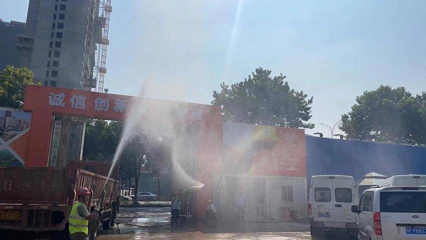 万松街道：持续深化扬尘治理专项整治行动，做好降尘先头兵7.18-.docx