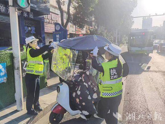 广水交警：站好“高峰岗”守护“平安线”