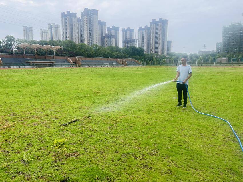 校园里的 “巧干浇绿人”—— 记总务处副主任常春胜的日.doc