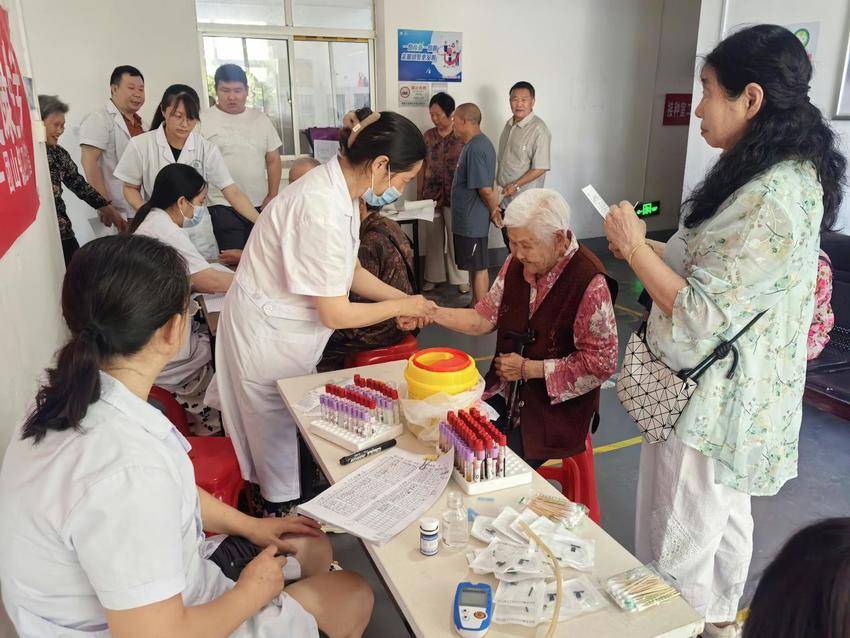 团山镇团山社区开展2025年度重点人群免费体检及家医签约活动.docx