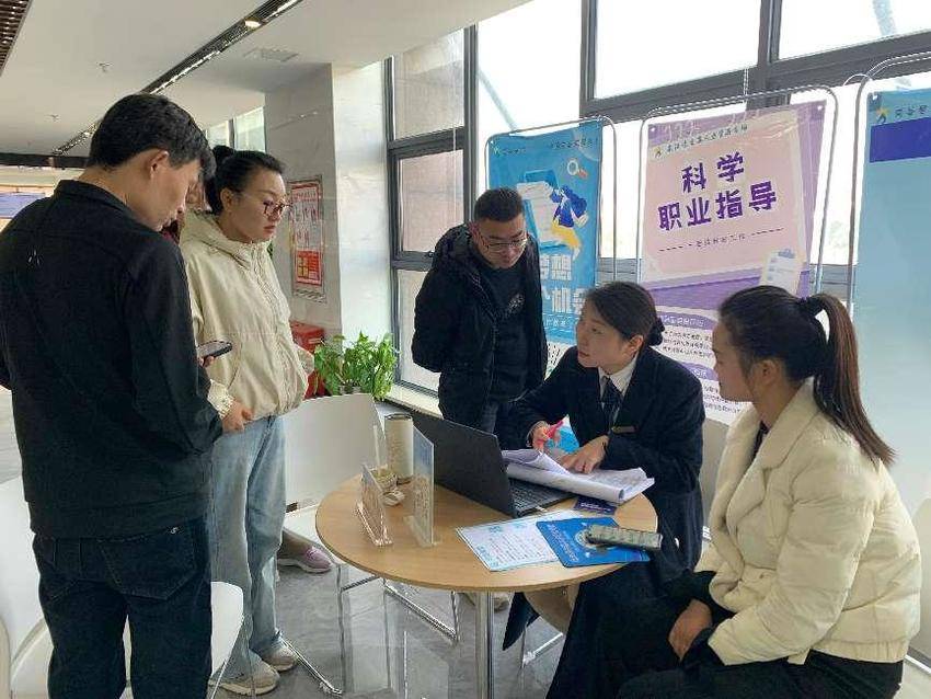 3.28临空港人力资源市场构建多渠道就业服务网.docx