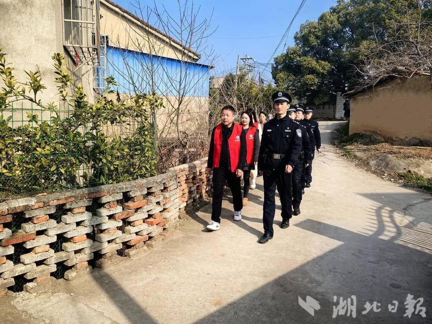 民警在村湾巡逻