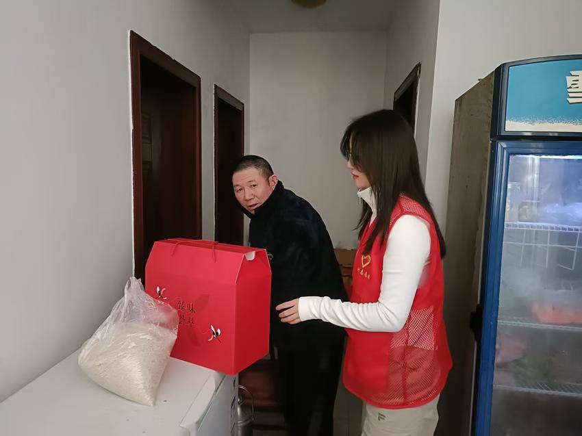 爱在重阳节  情暖老人心.doc