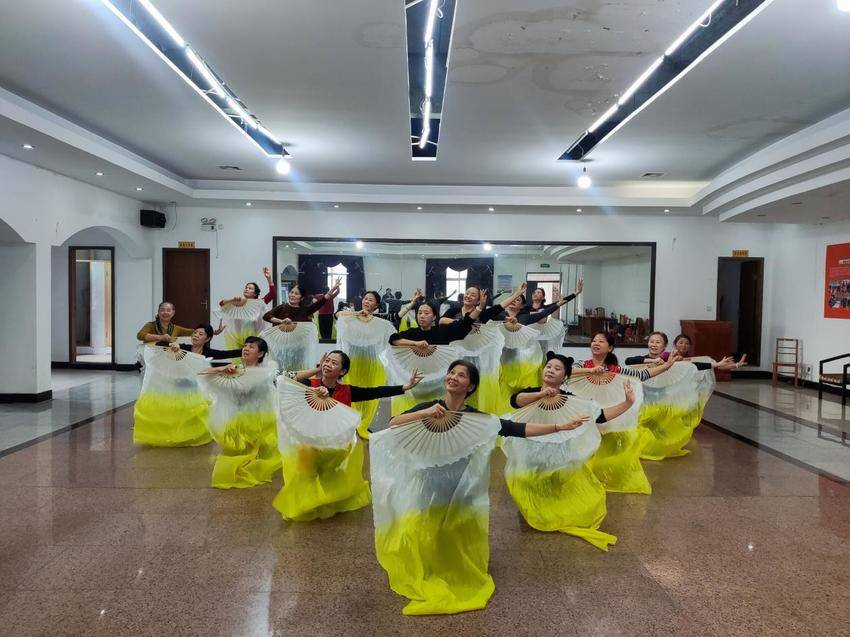 舞动扇影 乐享健康.docx