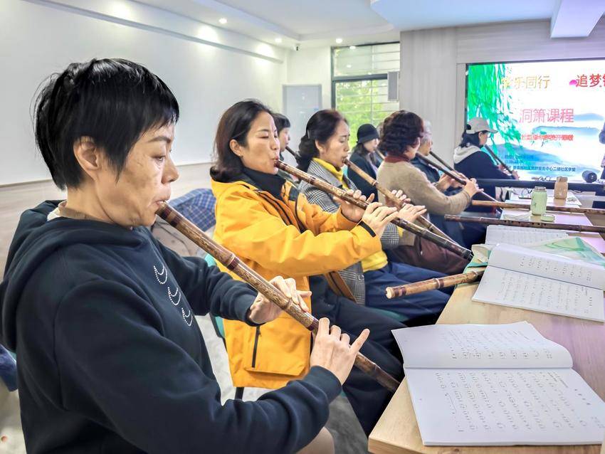 10.24营盘路社区老年学校洞箫课 银发学员奏响 幸福乐章.docx