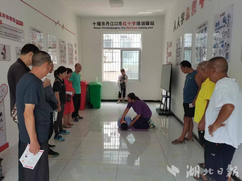 市红十字会：组织水上救护志愿者开展防溺水急救培训活动.docx
