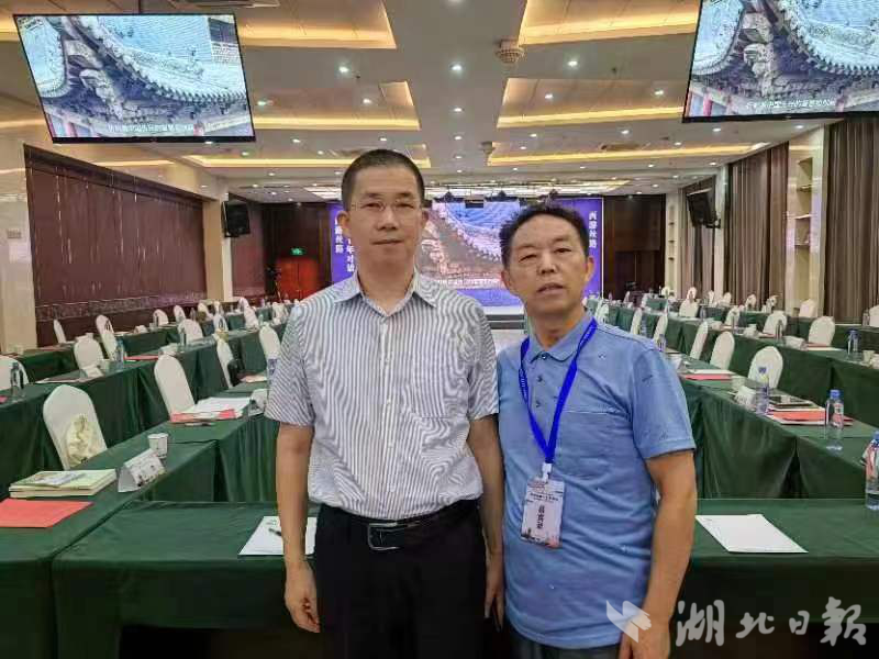 中国西游记文化研究会秘书长蒋回源与匡山西游记研究会代表在一起