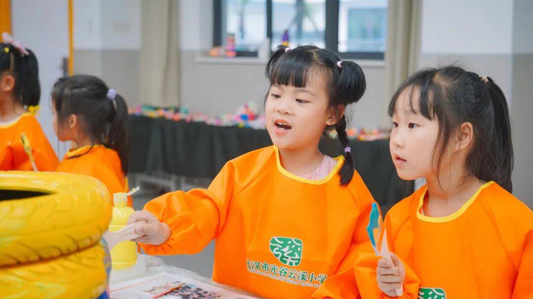 11.孩子在美术社团.jpg