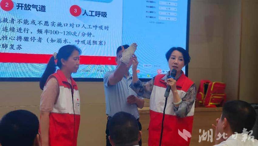 “十堰一起救”丹江口在行动————60名中青年干部“持证”上岗 成为生命守护“急先锋”.docx